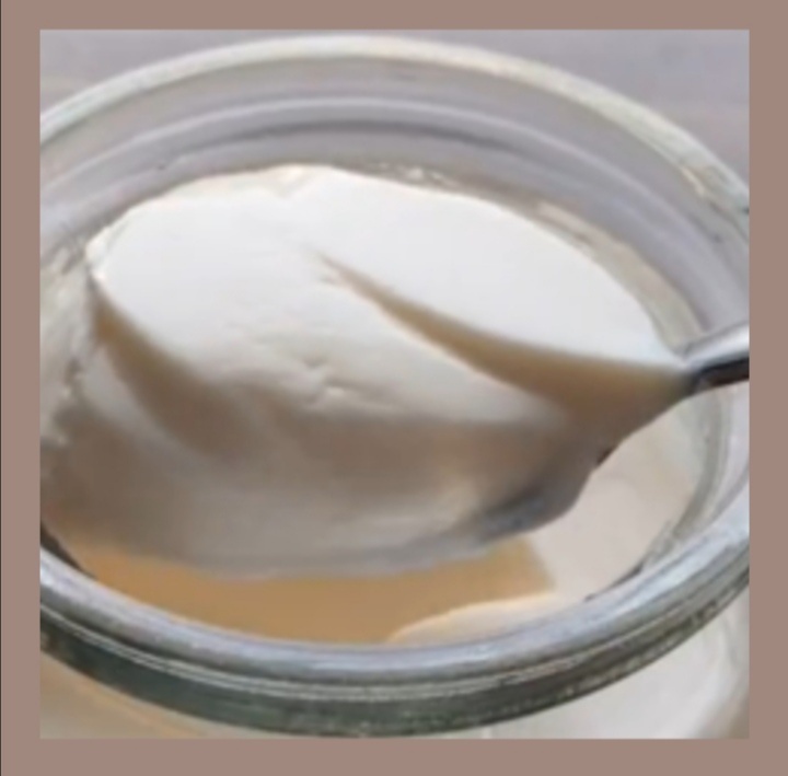 Вот такая густая получается, если чуть больше добавить домашней сметаны в домашнее молоко