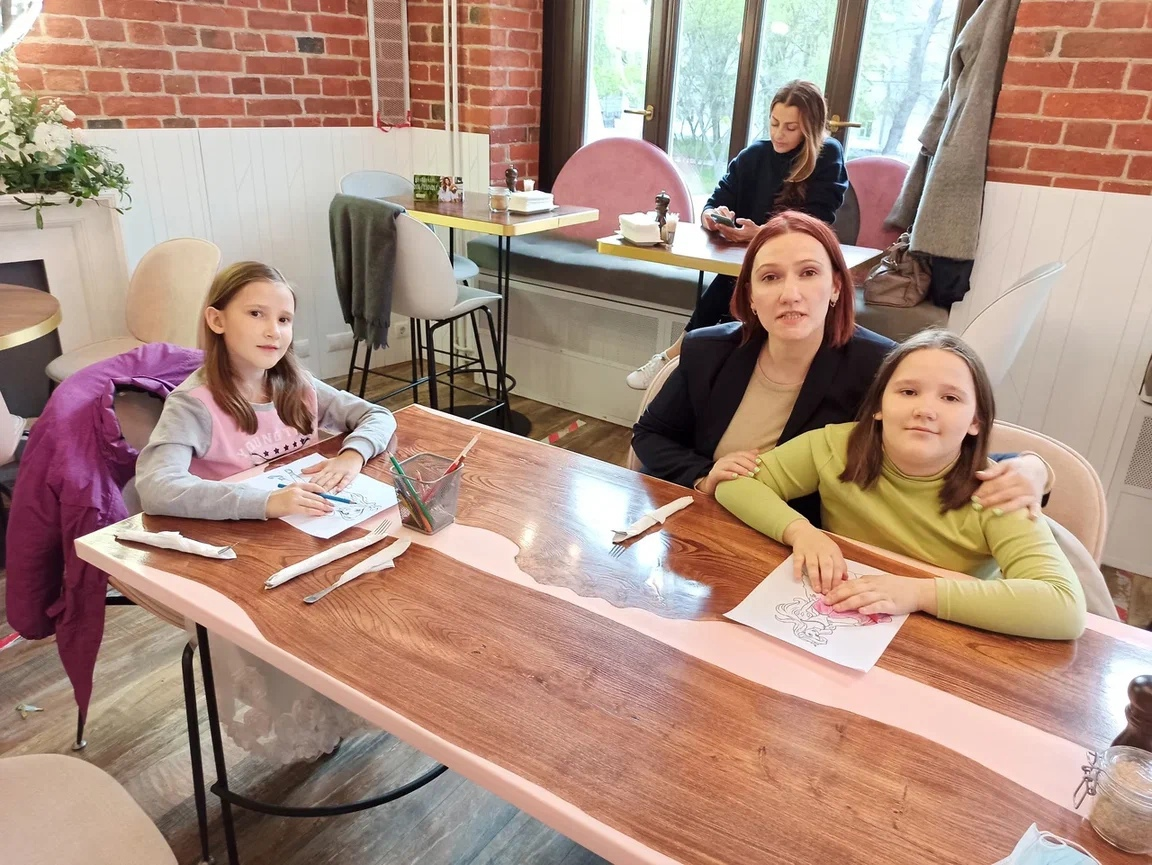 Я с дочками в кафе на старте отношений с Васей(снимает, собственно, Вася).