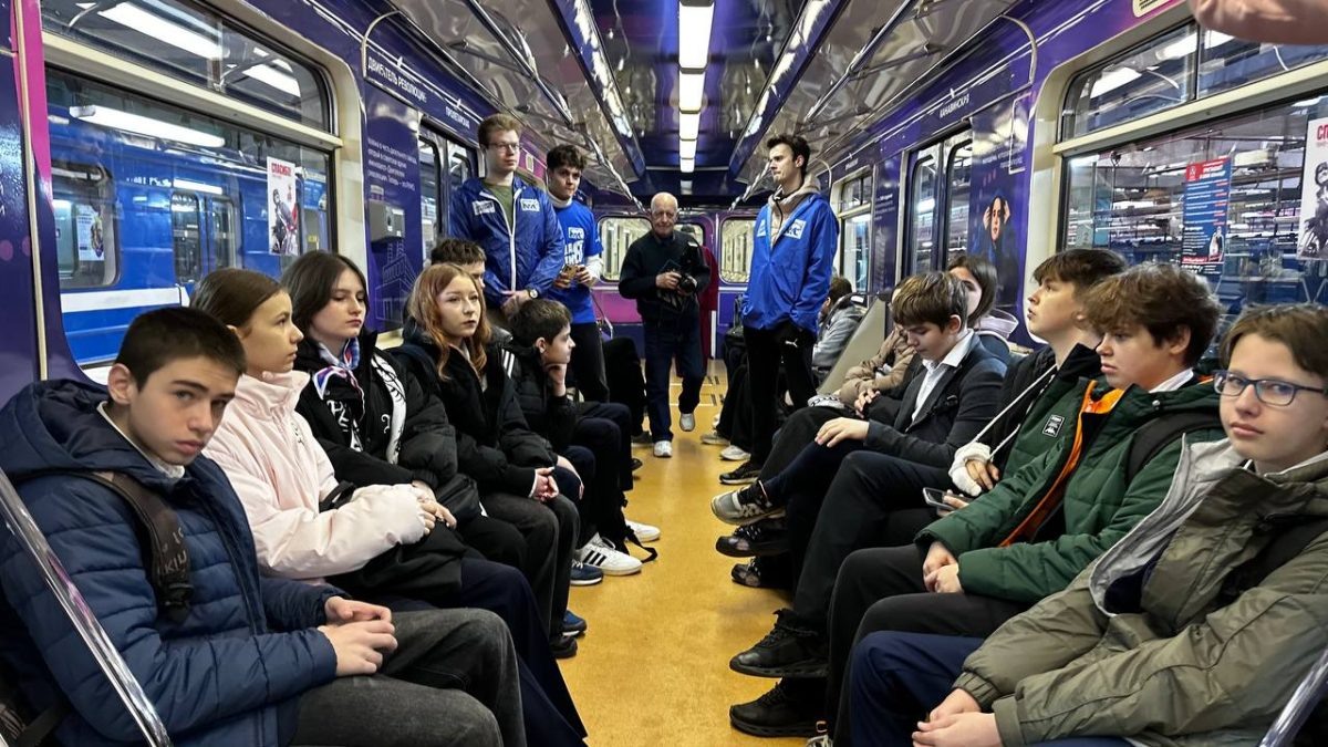    Вагон стал «машиной времени», позволяющей пассажирам проследить ключевые этапы развития нижегородского метро