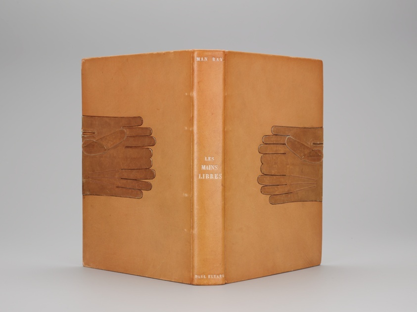Les Mains libres: Dessins de Man Ray, illustrés par les poèmes de Paul Éluard (Свободные руки: Рисунки Ман Рэя, иллюстрированные стихами Поля Элюара), 1937 г. Бежевый сафьяновый переплёт; кожаные перчатки наложены на переднюю и заднюю обложки; автор и название проштампованы палладием на корешке; шёлковые форзацы; верхний край позолочен; Надпись на половине титульного листа: Мэри Рейнольдс, с любовью, Ман Рэй, 24 декабря 1937 г. Также подписано Полем Элюаром