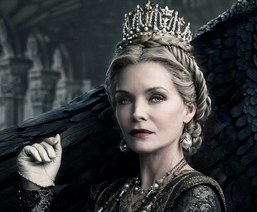 Мишель Пфайффер в фильме "Малефисента: Владычица тьмы" (2019). Все иллюстрации - Яндекс-Картинки