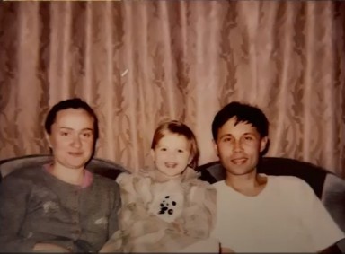 Маленькая Таня с родителями.