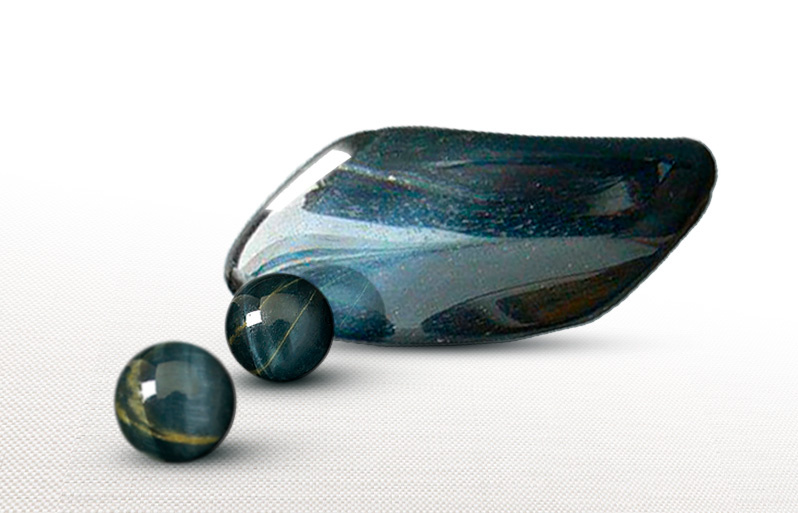 Сокоолинный глаз - еще один минерал, обладающий эффектом кошачьего глаза. Приятный синий цвет получил благодаря включениям амфибола (рибекита и крокидолита) Технически это разновилность кварцевого кошачьего глаза, только цветовая гамма у него другая -это голубой, синий, серовато-синий камень. Часто включает прожилки и включения еще одного "глазкового" минерала - тигрового глаза