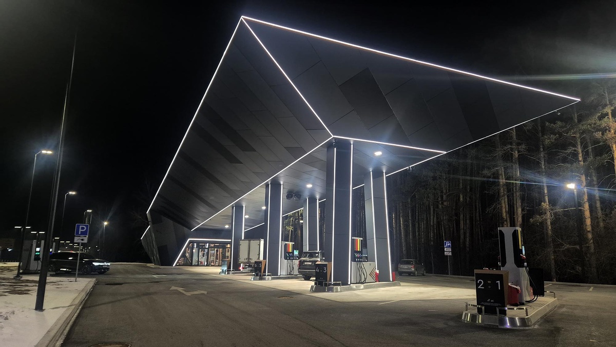 Oillab by RCC. По-моему, это самая брутальная заправка в России