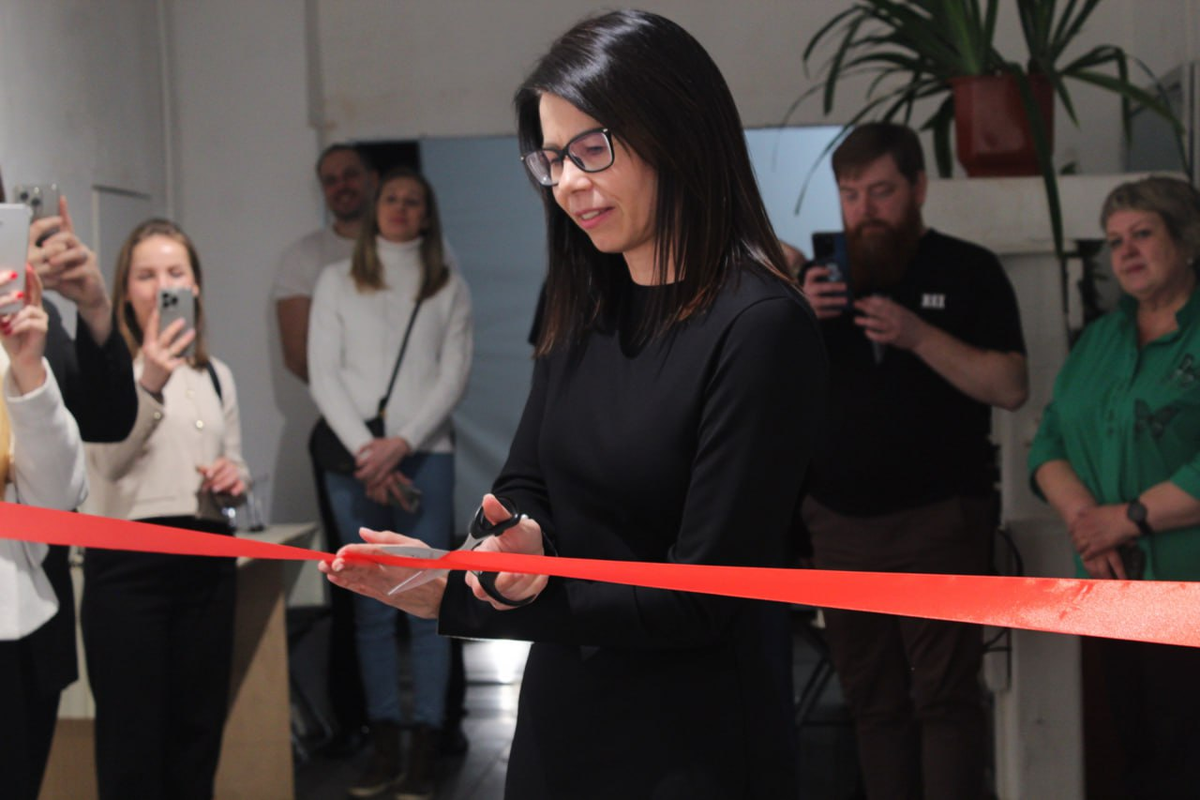 Ольга Миронова торжественно открывает выставку #ЛюдиНеРоботы. На церемонию пришли сотрудники управляющей компании, профессионалы в области ЖКХ, а также жители домов