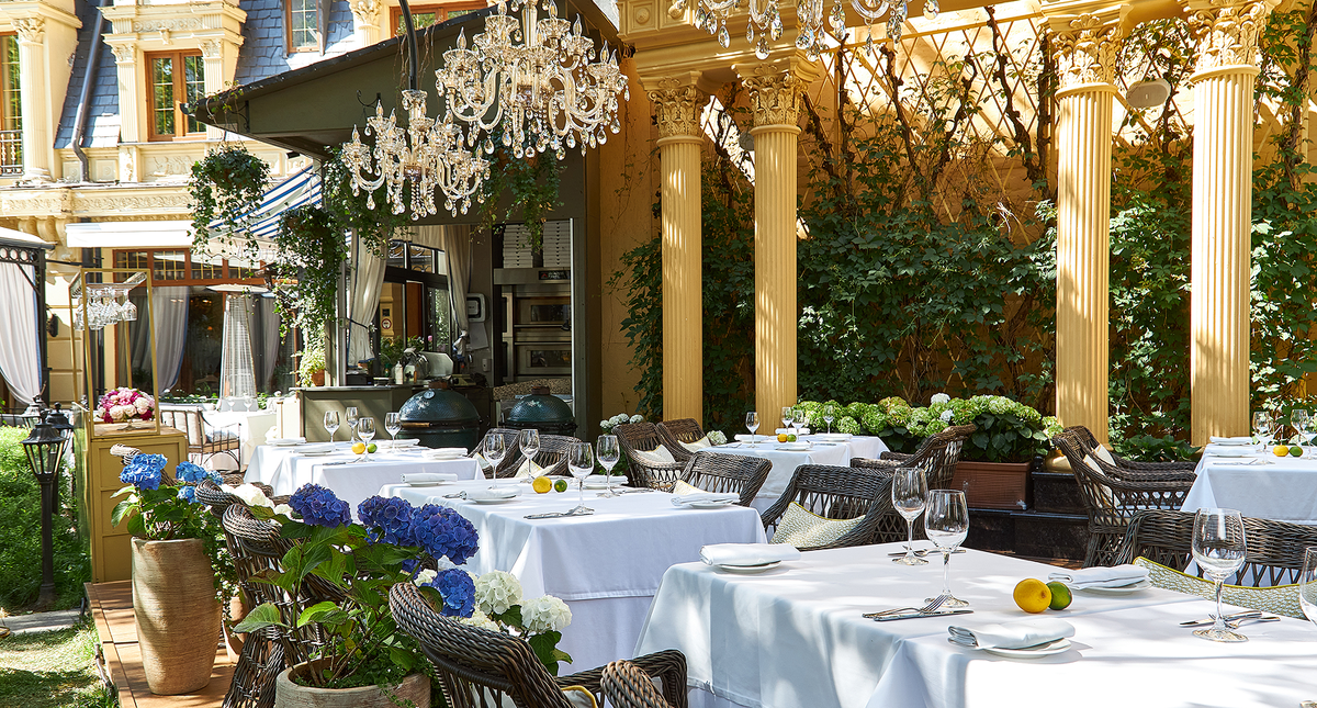    С видом на гольф-поля и в итальянском стиле: 14 самых красивых летних веранд Москвы (фото 1)