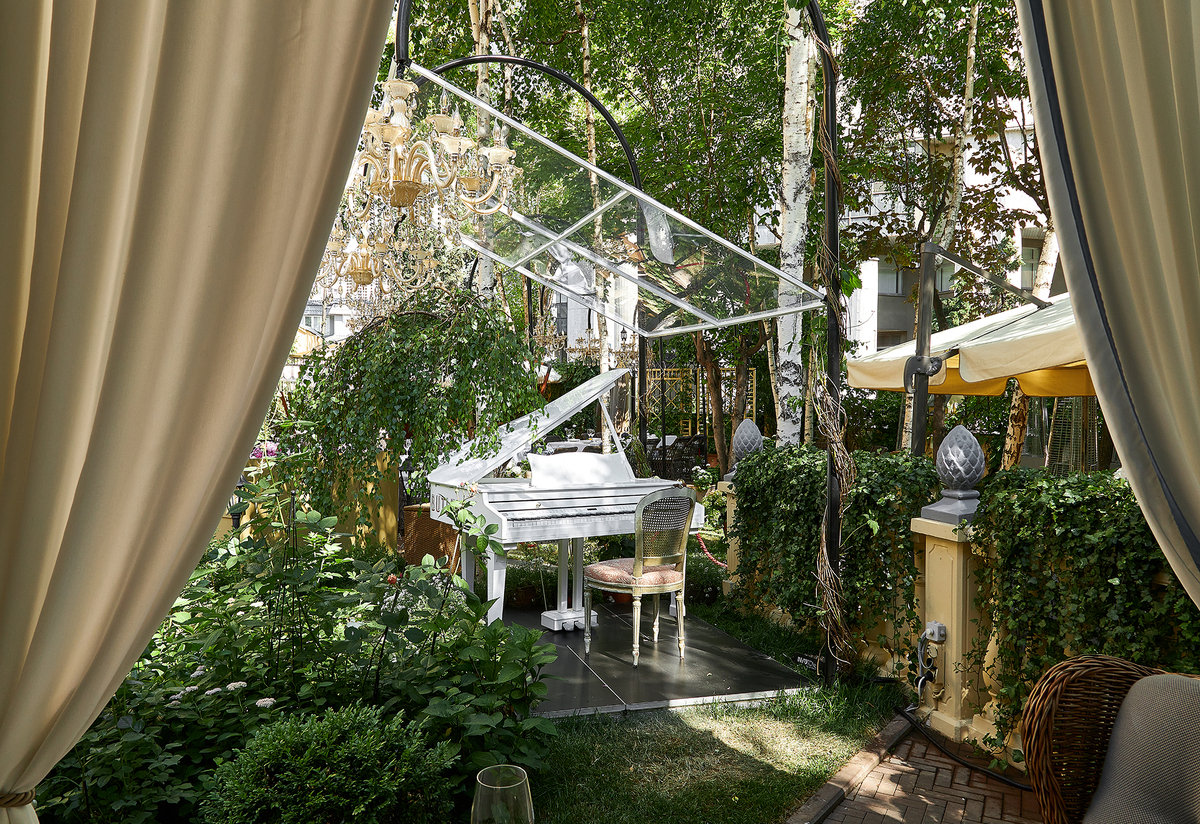    С видом на гольф-поля и в итальянском стиле: 14 самых красивых летних веранд Москвы (фото 3)