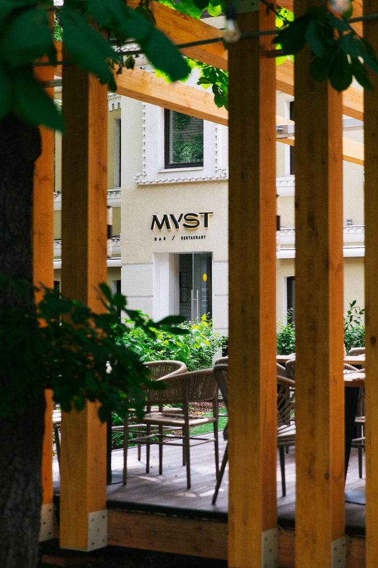    С видом на гольф-поля и в итальянском стиле: 14 самых красивых летних веранд Москвы (фото 5)