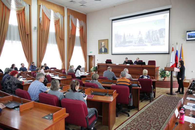    О введение нормативов на количество деревьев во дворах говорили сегодня в мэрии. С экоактивистами встретился мэр Череповца Роман Маслов