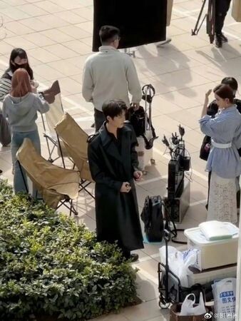    Актёр курит на съёмочной площадке во время перерыва