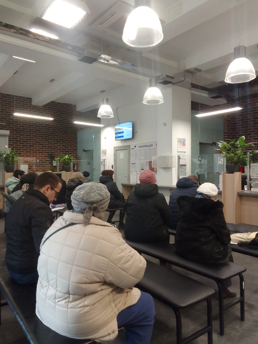 Это ещё не весь народ, сзади ещё сидят.