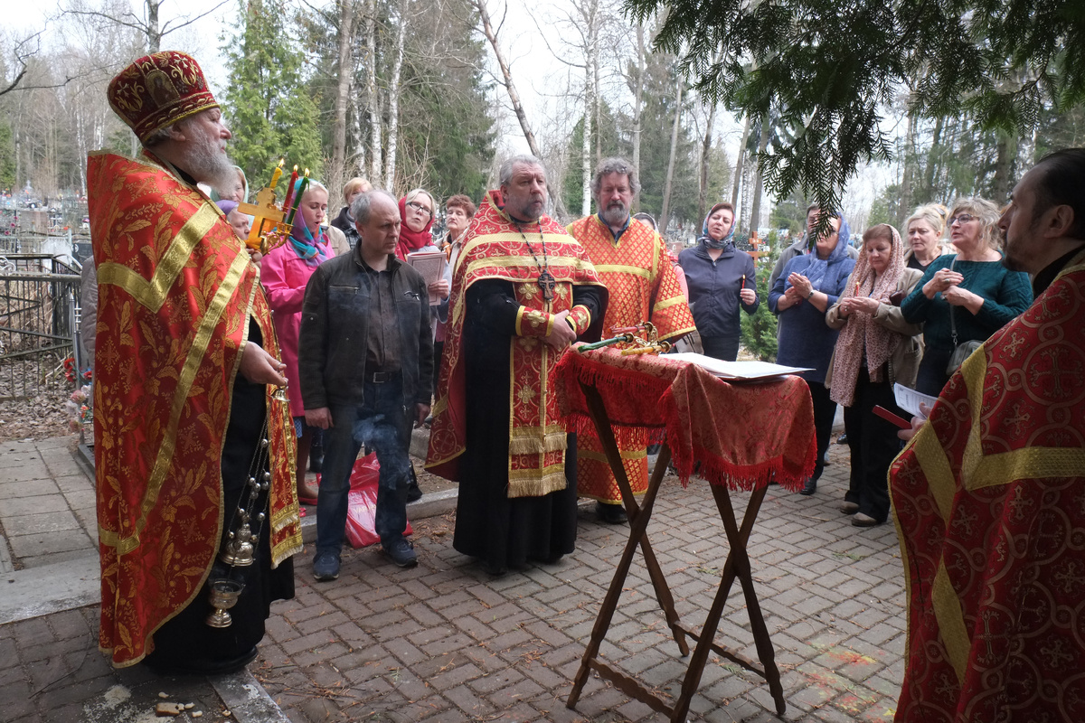 Панихида на кладбище в Радоницу. Фото: Клин православный