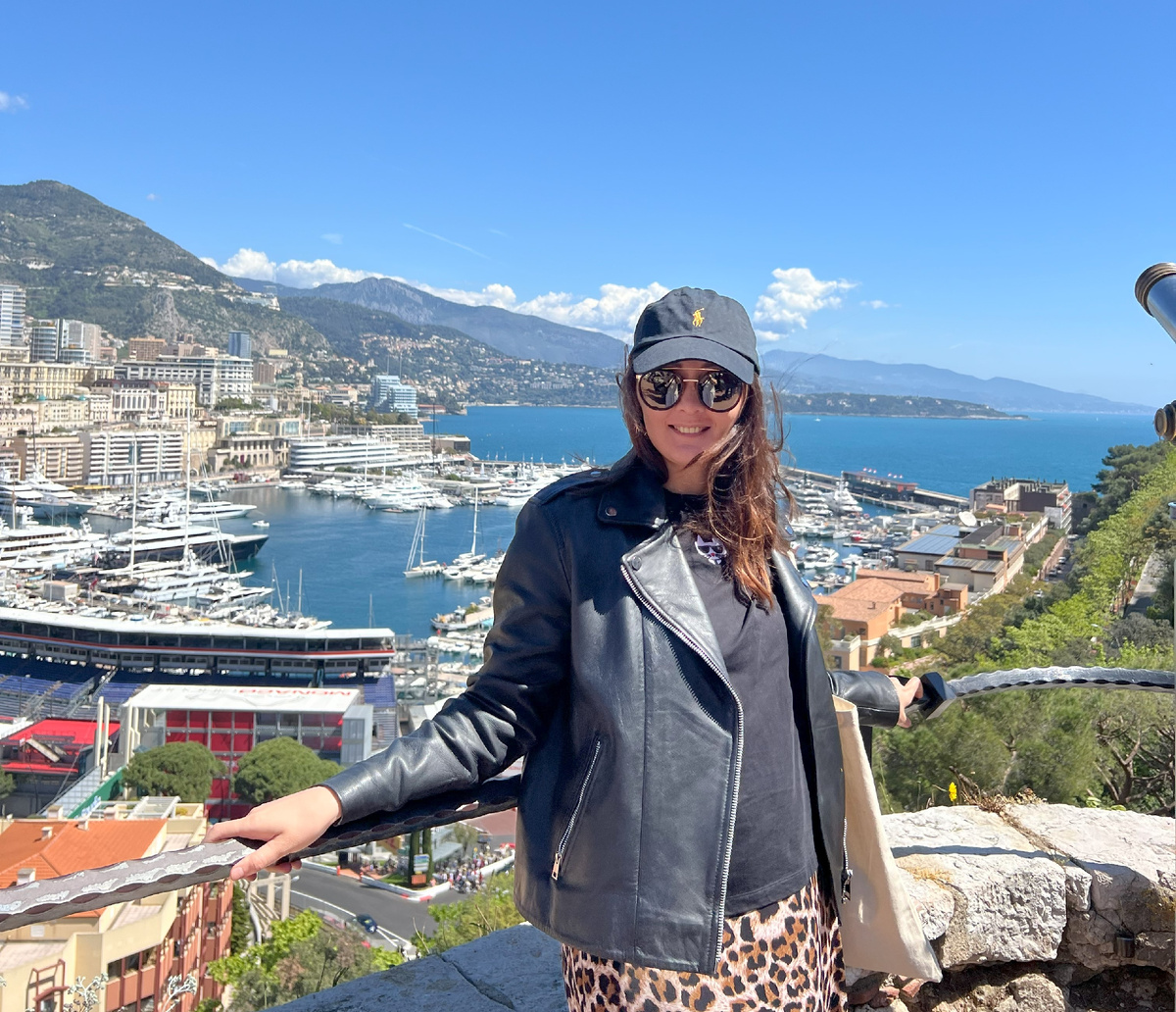 Автор статьи, то бишь я, во время прогулки, о которой идет речь. Попросила сфотографировать пару из Англии, которым и сама сделала серию фото.