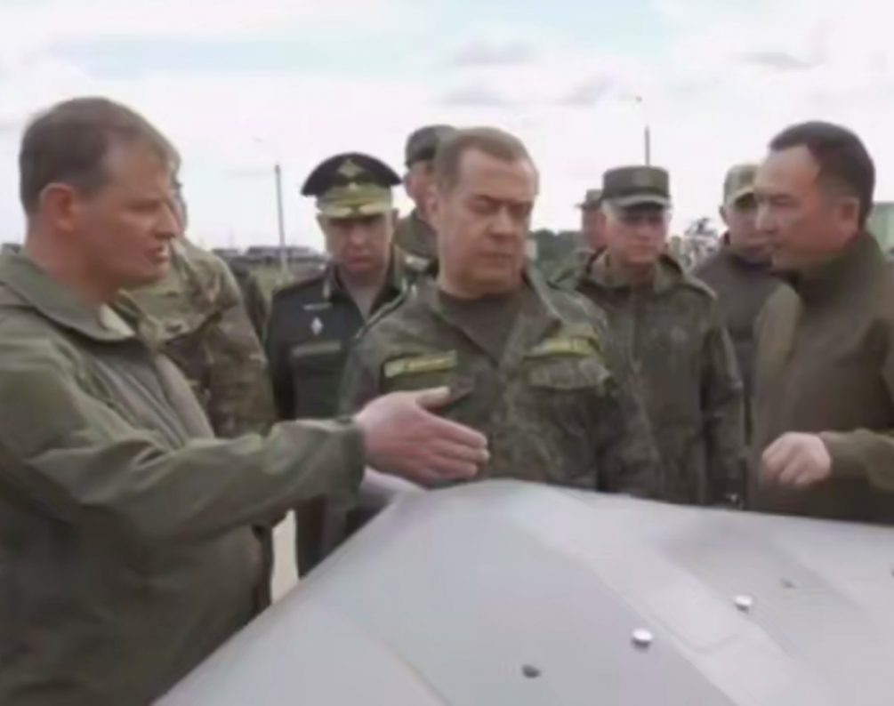   Медведеву показали новейшие образцы вооружений. Источник: Совбез РФ