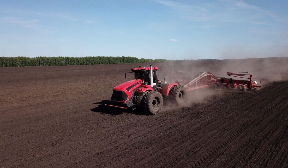     "Кировец" в работе на полях. Источник: kirovets-ptz.com Автор фото: АО «Петербургский тракторный завод»