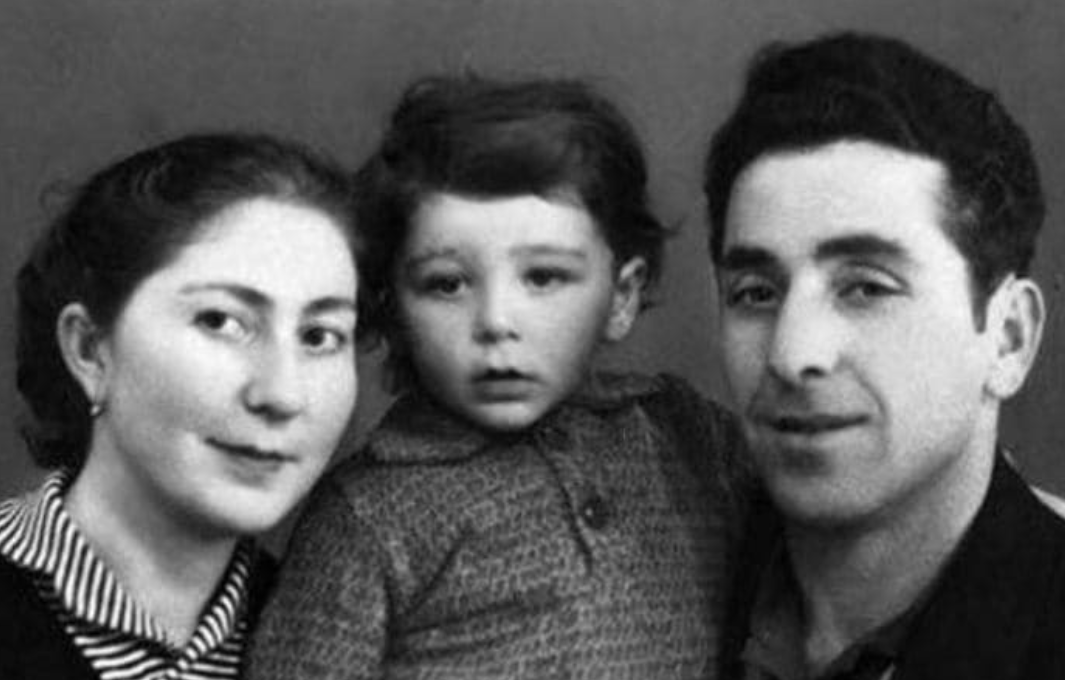 Григорий Лепсверидзе в детстве с родителями
