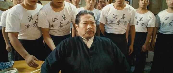 Хунг Чунг Нам со своими учениками, скоро ему придется биться с Ип Маном на большом круглом столе