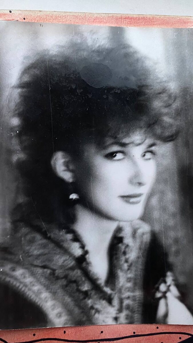 Тут мне 18 лет и я без очков -не любила в них фотографироваться