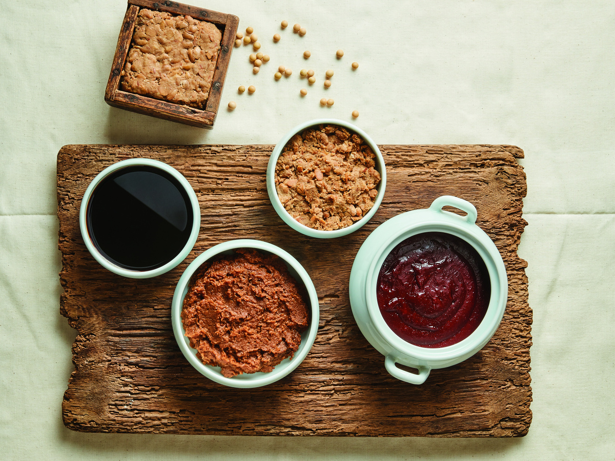 Разнообразие традиционных корейских джанов: от тэнджана (соевой пасты) до канджана (соевого соуса) и кочуджана (острой пасты из перца)