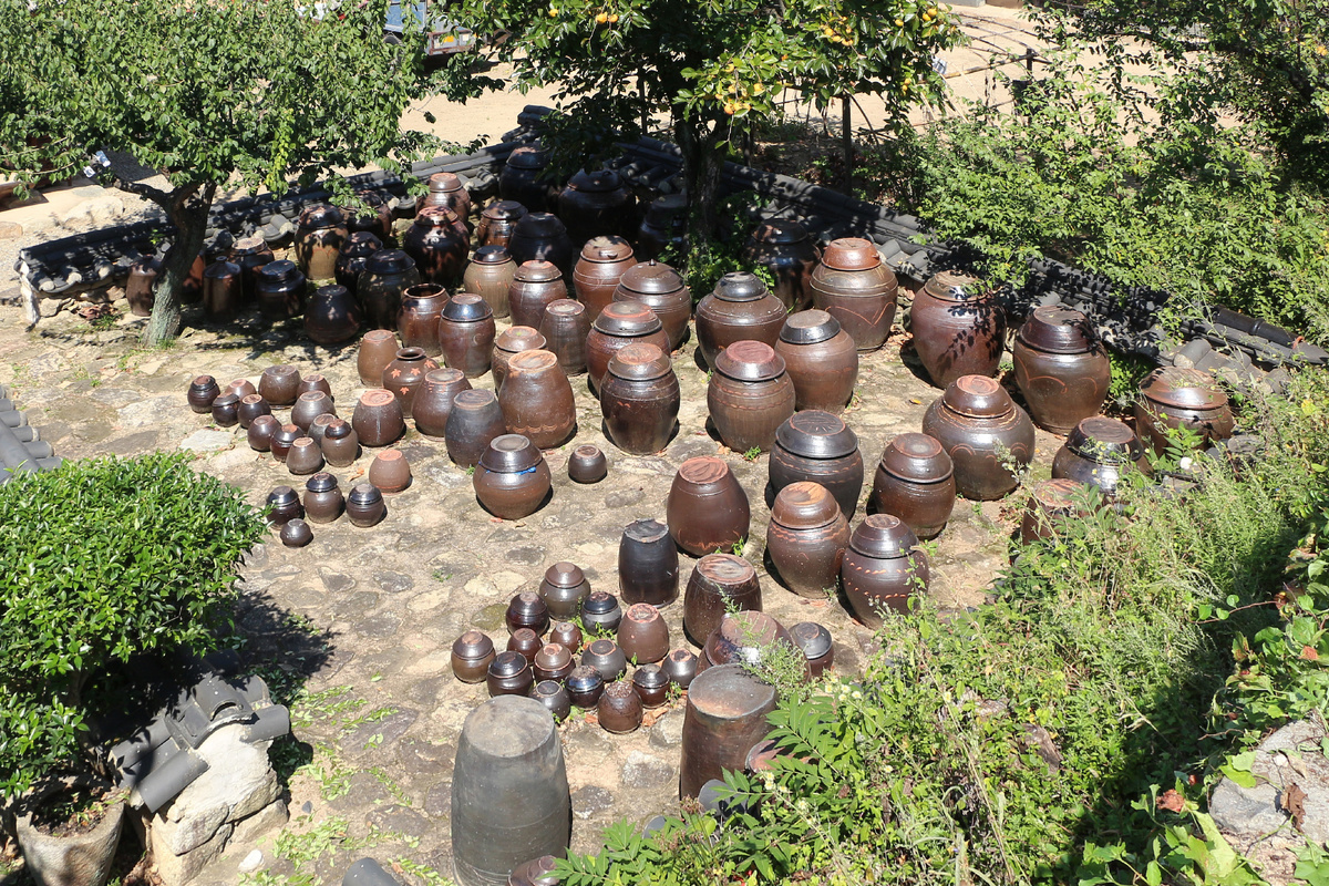 Онгги, глиняные горшки, в которых выдерживают пасту.