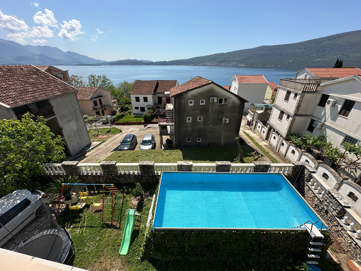 Черногорцы не заморачиваются с тыльной стороной своих домов. Поэтому вид немного портил серый дом соседа.