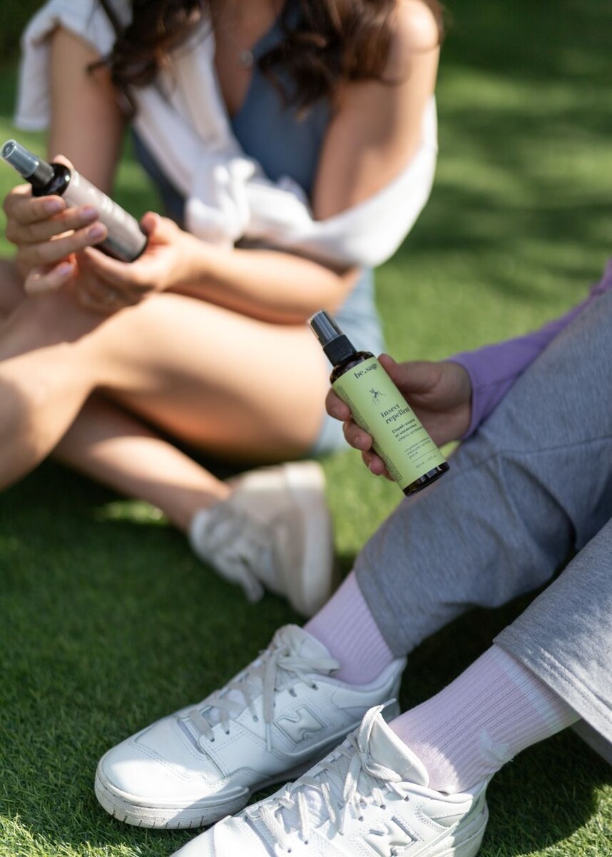 На фото спреи от насекомых be.sage