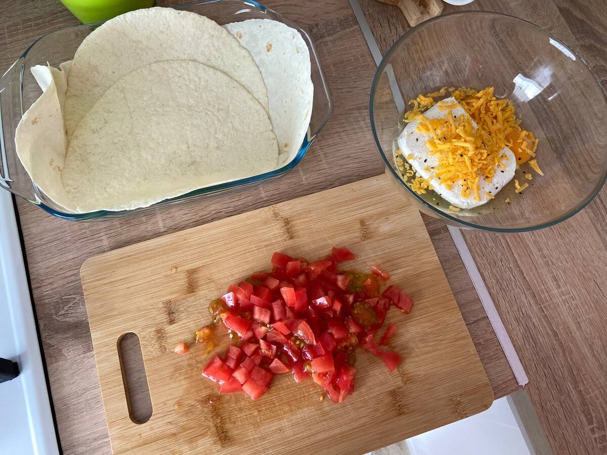 Такой набор продуктов у меня почти всегда есть в холодильнике. Лепешки я покупаю и для кесадильи, например. Возможно, имеет место заменять лепешки на простой лаваш. Не пробовала... Может кто-то из Вас это сделает, тогда напишите обязательно в комментариях, как оно вышло?) 