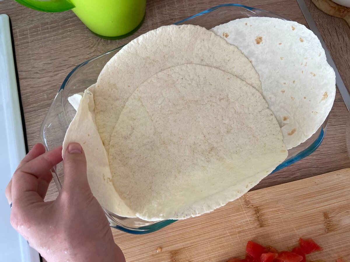 Я люблю вот так выкладывать лепёшки:) Ничего не вытаекает при запекании за их пределы и форму чуть сполоснул - и снова чистая:) 