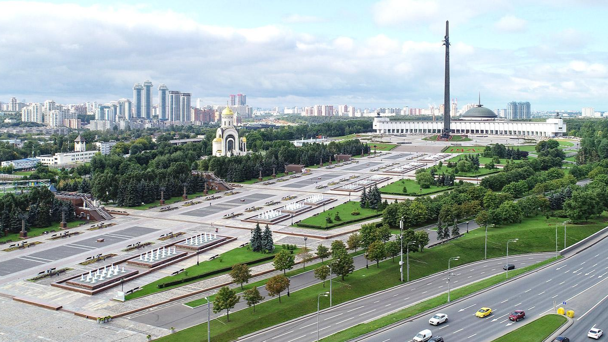 Поклонная гора, вид на Главную аллею, источник: upload.wikimedia.org
