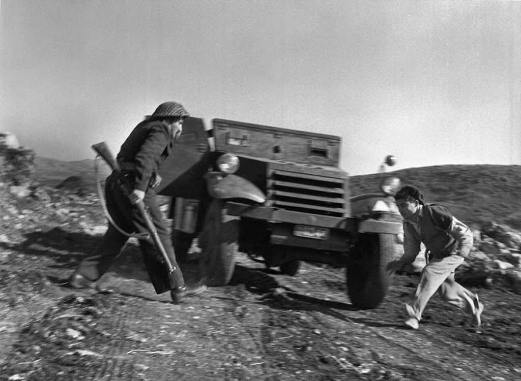 В ходе эвакуации рабочих под обстрелом, 1957 год.