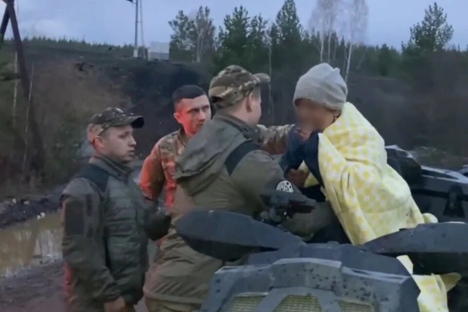 Женщина вышла из леса на четвереньках. Фото: кадр с видео РМК Поиск / vk.com