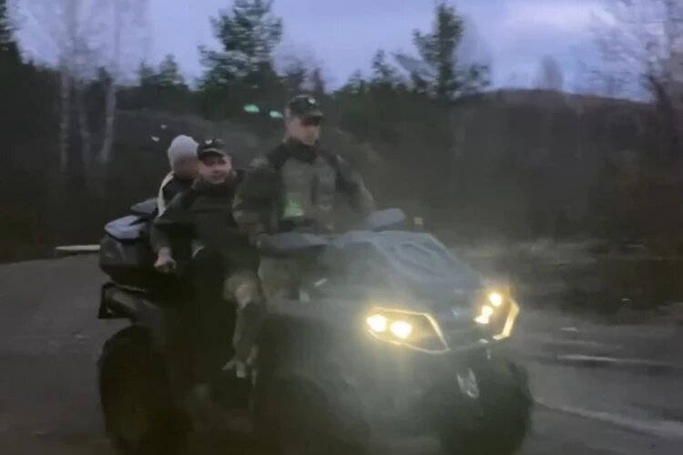 Найденную Татьяну везут к штабу поисков. Фото: кадр с видео РМК Поиск / vk.com