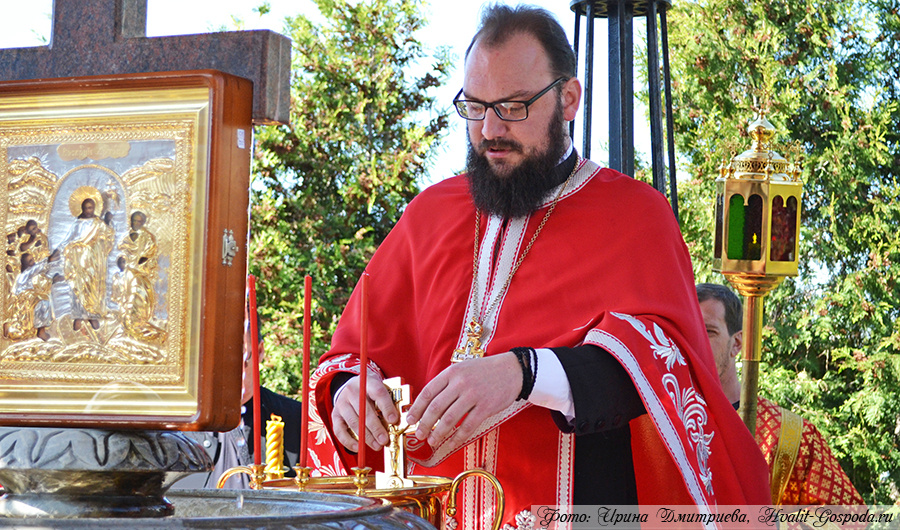 Освящение воды в праздник иконы Божией Матери "Живоносный источник" на Сербском Подворье в Москве.