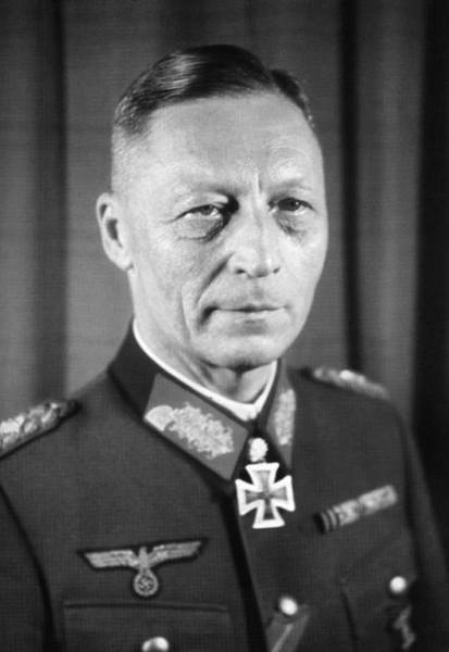 Karl Allmendinger. Альмендингер был сыном Карла Альмендингера  (1863–1946), учителя, поэта и писателя. В Первую Мировую командовал ротой. С апреля 1916 — старший лейтенант. За время войны награждён Железными крестами обеих степеней и ещё тремя орденами. Был ранен. Генерал-майором он стал только в 1940 году. С 25 октября 1940 — командир 5-й пехотной дивизии. С августа 1942 — генерал-лейтенант. В январе-июне 1943 года — преподаватель на курсах подготовки командиров дивизий (в Берлине). С апреля 1943 — в звании генерал пехоты. С июля 1943 — командующий 5-м армейским корпусом. В Севастополе командовал 17-й армией (но очень недолго). 16 мая 1945 года — взят в плен американцами (отпущен на свободу в декабре 1947). Альмендингер умер 2 октября 1965 года в Эльвангене, Баден-Вюртемберг, ФРГ.