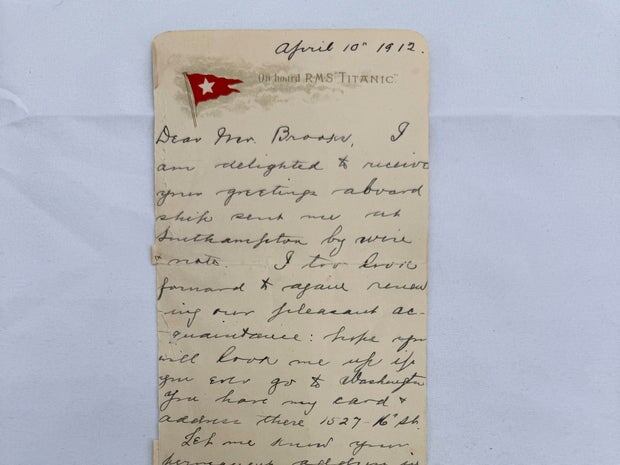 На этой фотографии без даты, предоставленной аукционным домом Henry Aldridge & Son, Англия, изображена почтовая открытка, написанная одним из самых известных выживших с «Титаника» за несколько дней до его крушения. Она была продана на аукционе за 300 000 фунтов стерлингов (399 000 долларов).Henry Aldridge & Son / AP