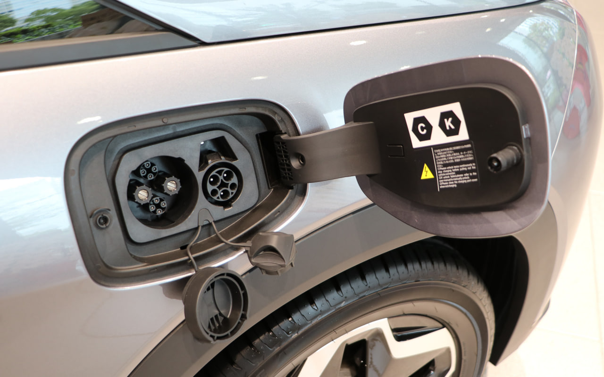 Глокализация по-китайски: экспортный вариант электромобиля BYD Dolphin для японского рынка. На фото видны порты CHAdeMO и Type 1