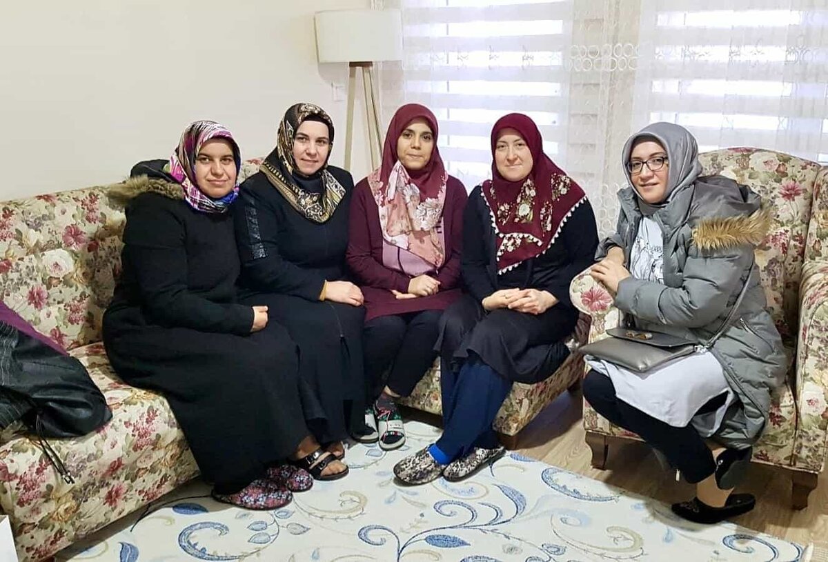 А это мы уже с девками все дружно ждём почтальона с пенсиями.