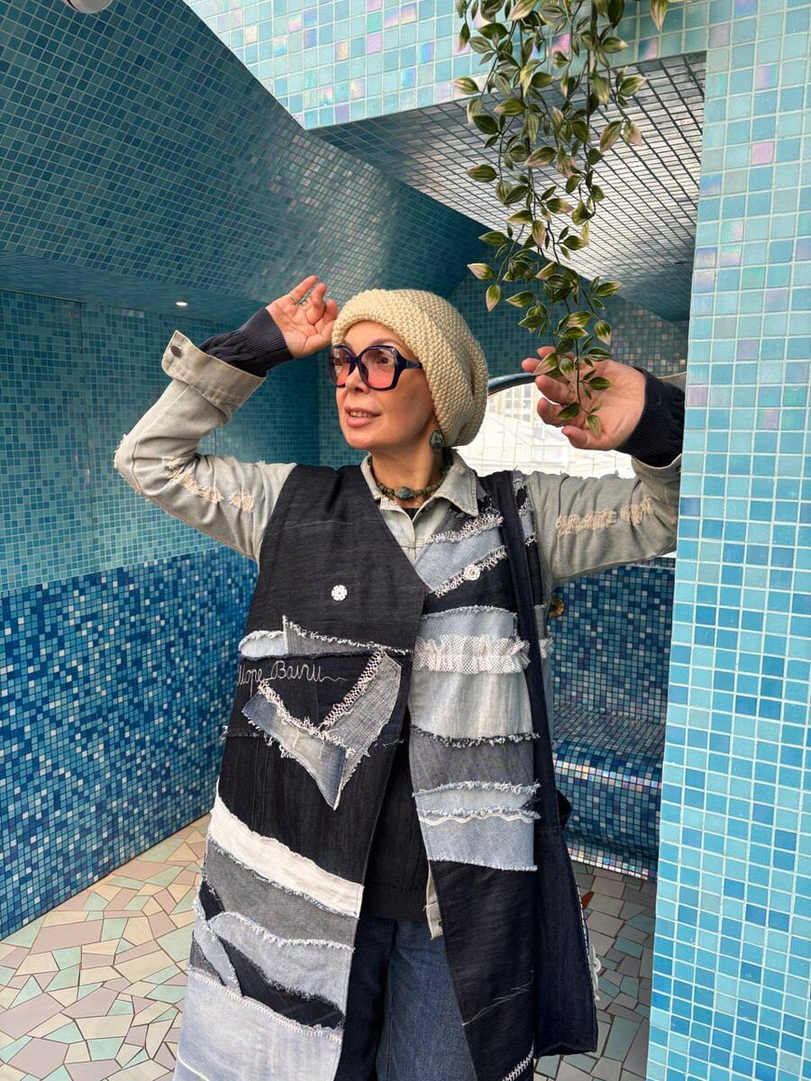 Елена Исаева в жилете "Волга". 