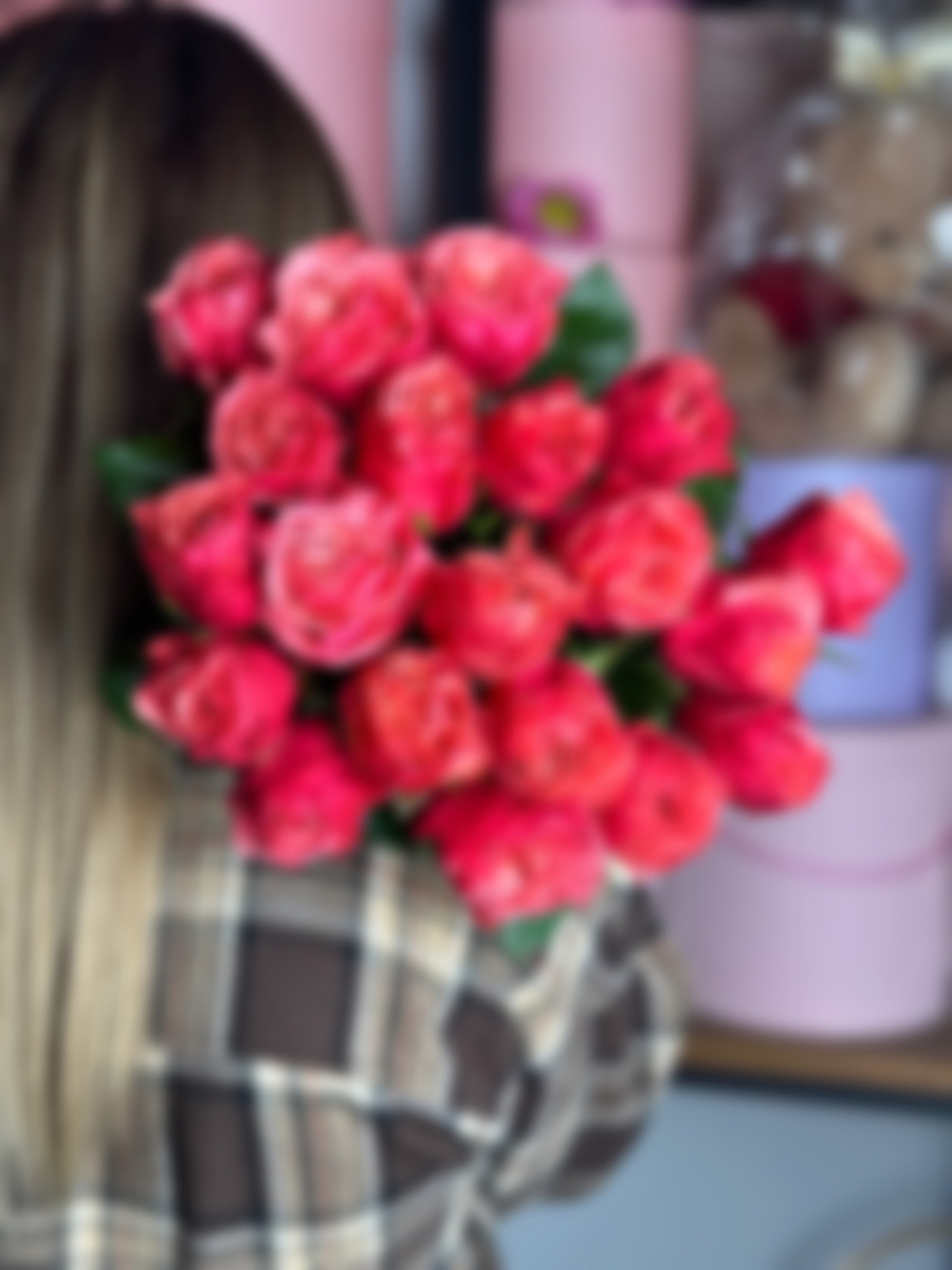 Источник с сайта: https://cyber-flora.ru/category/bukety/bukety-iz-roz/