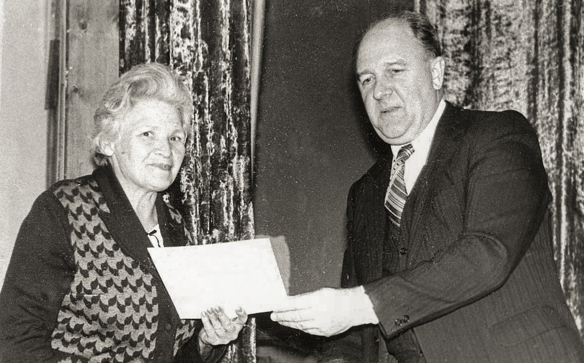 Директор СЮИ им. Д.И. Курского В.В. Борисов награждает В.И. Губарь