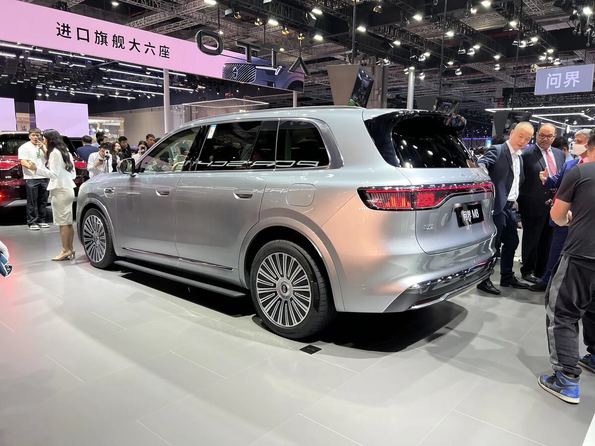 Гибридный кроссовер Aito M8 на автосалоне в Шанхае