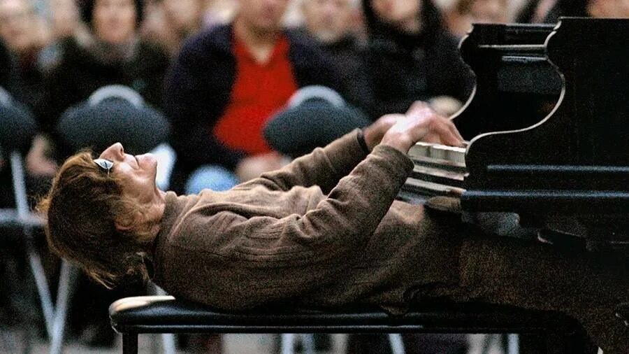 Олег Каравайчук исполняет свою музыку. Фото из свободного доступа