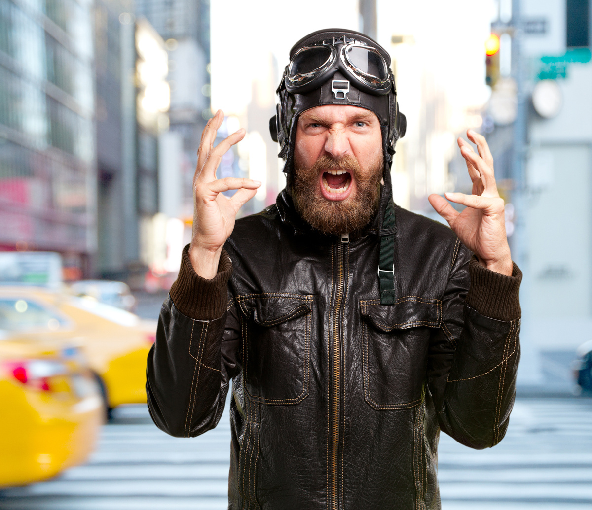 Источник изображения: freepik.com/free-photo/blond-pilot-angry-expression_1011030.htm