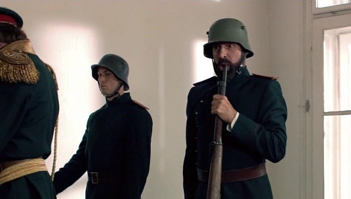 В некоторые моменты игра Бена Кросса переходит в нелепое комикование. 