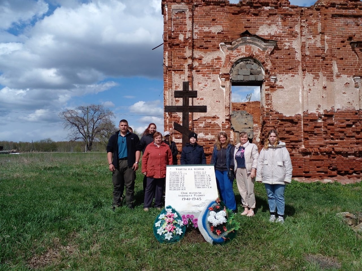 Фотография памятника из группы МОУ "Багарякская СОШ" в социальной сети "ВКонтакте"