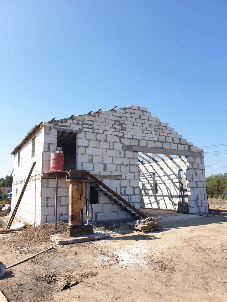 Такой объект недвижимости - явный недострой. И как жилой дом ргистрироваться не должен.