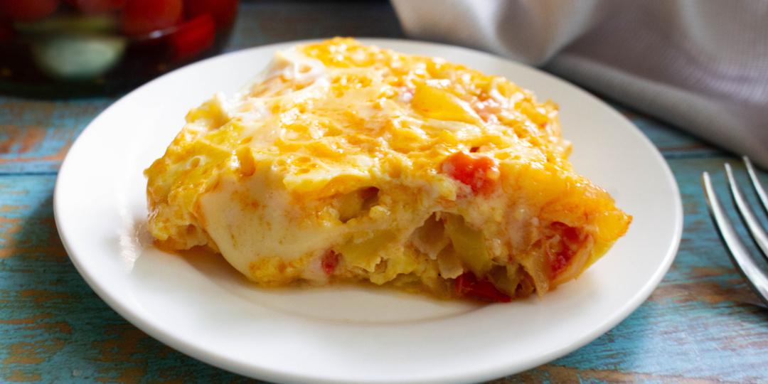 Омлет с овощами и сыром на сковороде