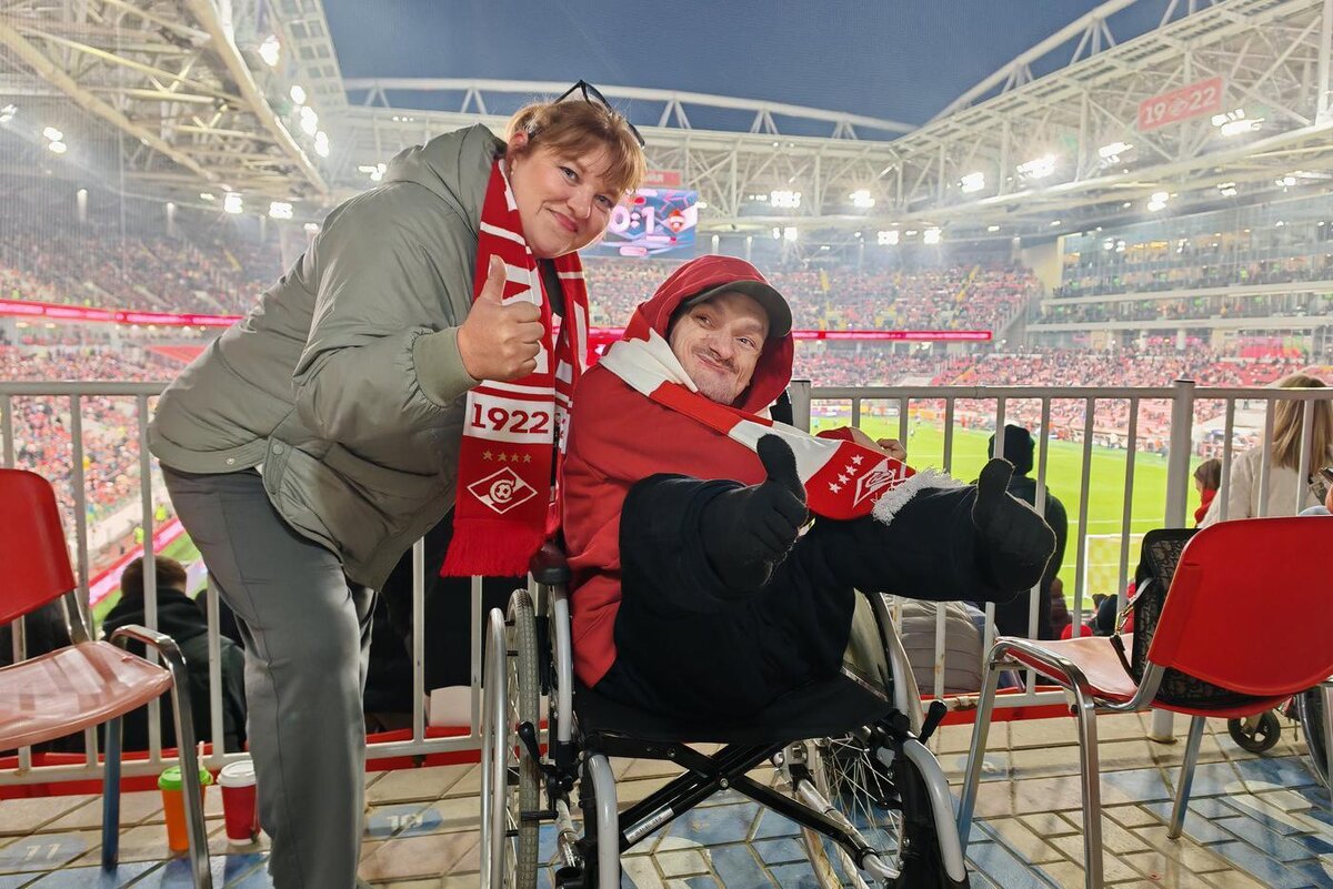 Вадим Кулаков и его опекун Ольга на матче «Спартак» – ЦСКА  фото автора 