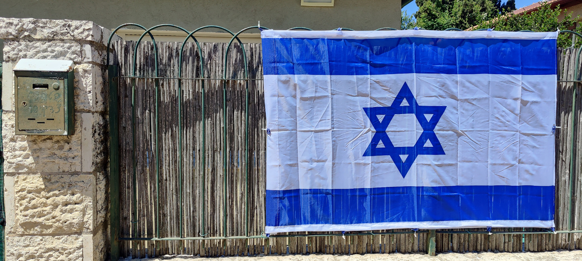 Все укращают свои дома флагами, начиная с Дня памяти