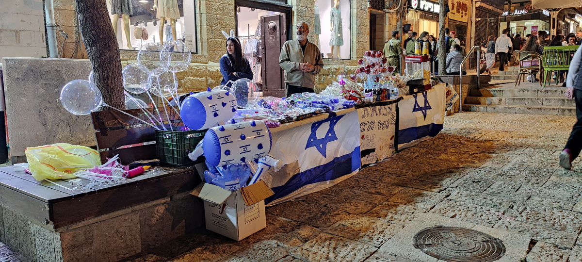 Прилавки с нехитрами атрибутами праздника